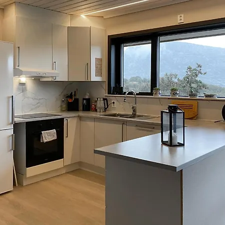 4 Bedroom Beautiful In Hébergement de vacances *