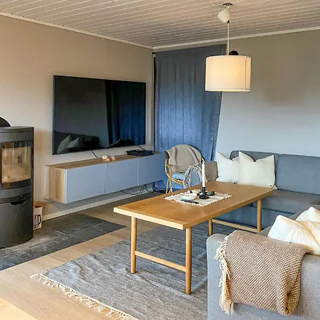 Holiday home 4 Bedroom Beautiful In Hyllestad
