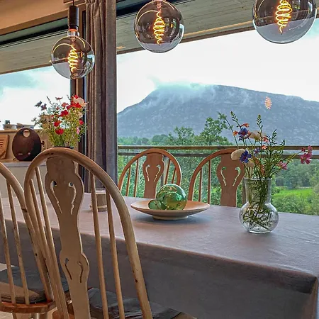 4 Bedroom Beautiful In Hyllestad