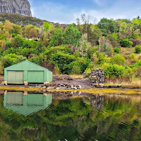 4 Bedroom Beautiful In * Hyllestad